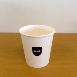 Ce gobelet publicitaire en carton est idéal pour le café, sa tenue à la chaleur est parfaite pour les boissons chaudes.